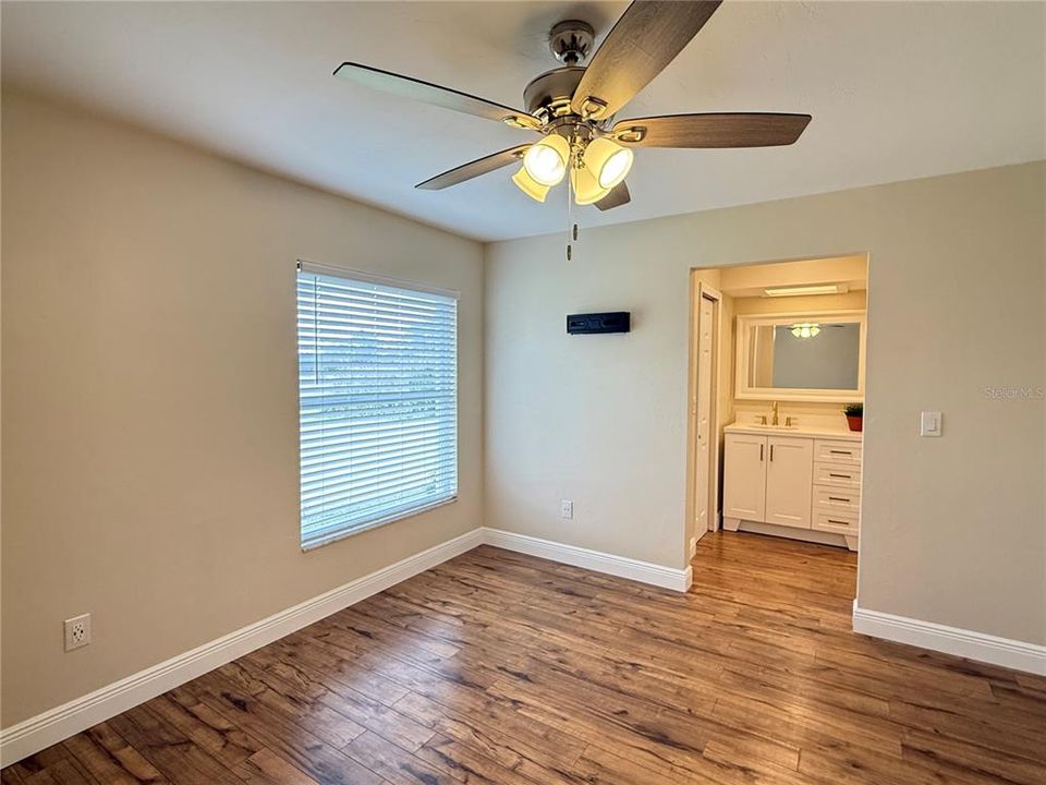 待售: $232,999 (2 贝兹, 2 浴室, 1042 平方英尺)