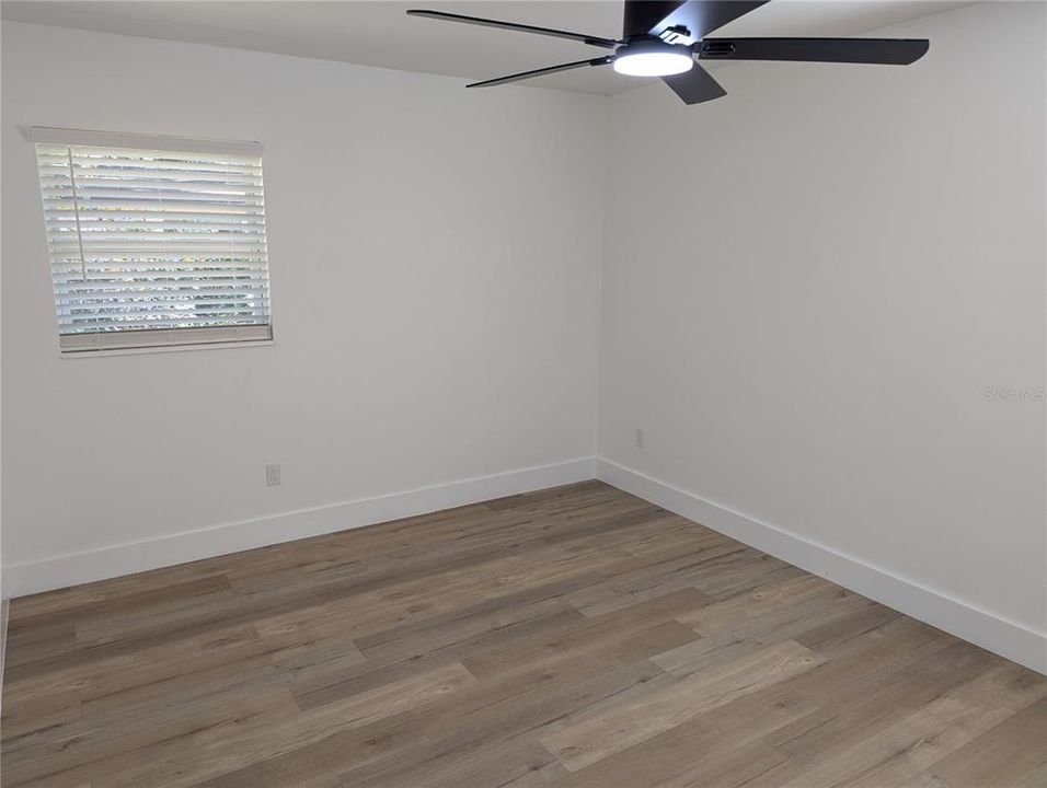 待售: $300,000 (4 贝兹, 2 浴室, 1394 平方英尺)