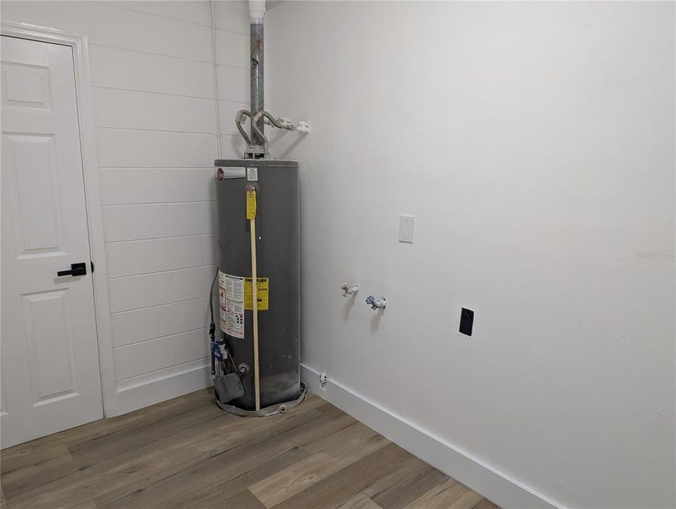 待售: $300,000 (4 贝兹, 2 浴室, 1394 平方英尺)