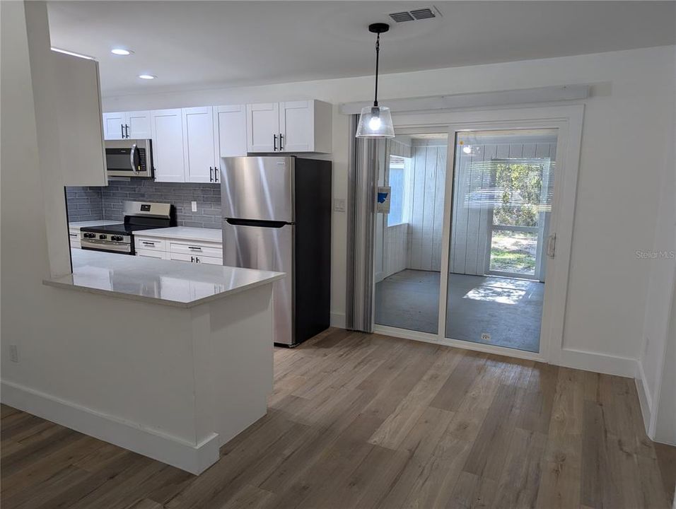 待售: $300,000 (4 贝兹, 2 浴室, 1394 平方英尺)