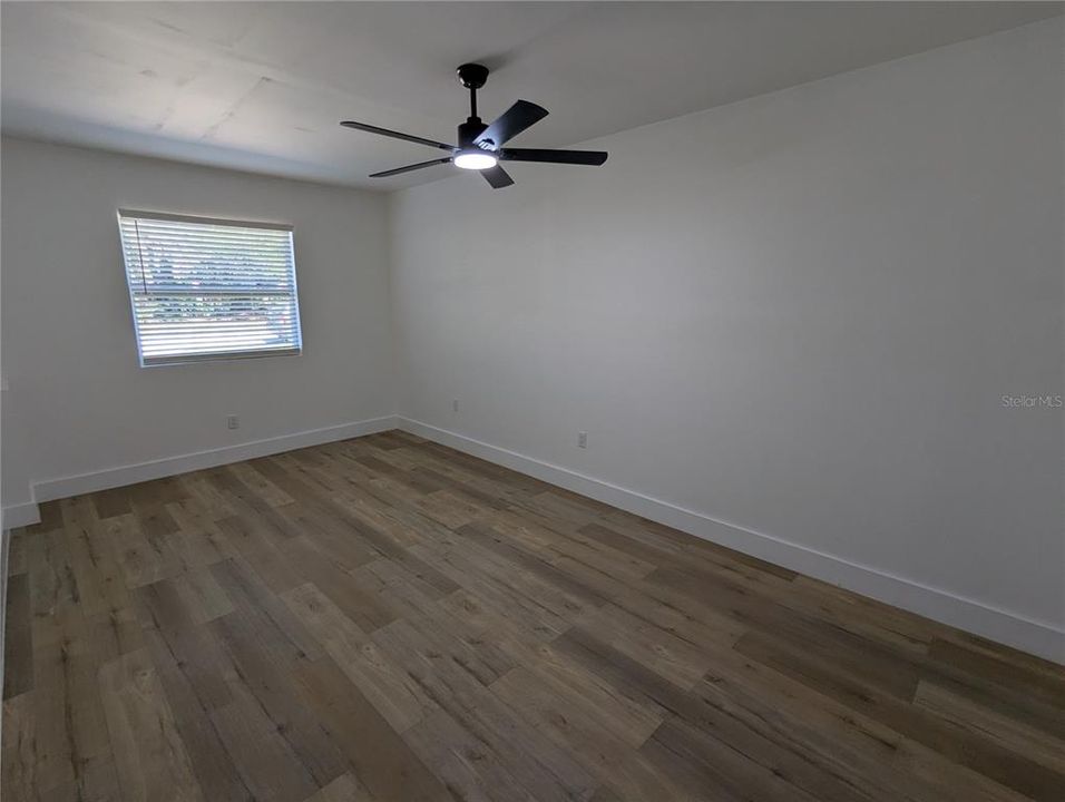 待售: $300,000 (4 贝兹, 2 浴室, 1394 平方英尺)