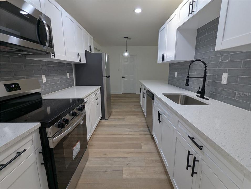 待售: $300,000 (4 贝兹, 2 浴室, 1394 平方英尺)