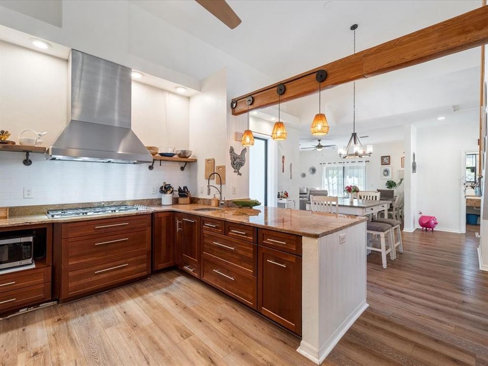 Под контрактом: $500,000 (4 спален, 4 ванн, 2432 Квадратных фут)