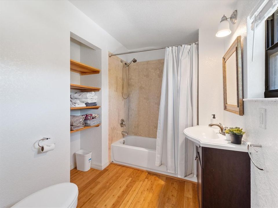 Под контрактом: $500,000 (4 спален, 4 ванн, 2432 Квадратных фут)