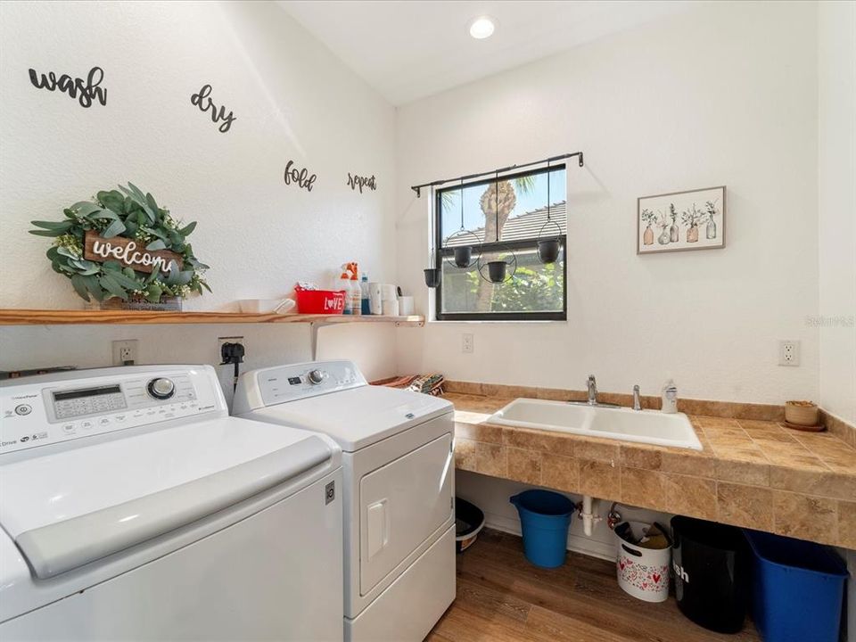 Под контрактом: $500,000 (4 спален, 4 ванн, 2432 Квадратных фут)