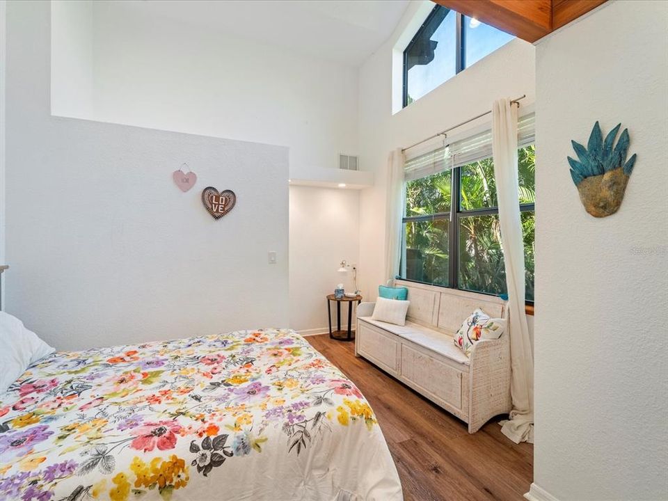 Под контрактом: $500,000 (4 спален, 4 ванн, 2432 Квадратных фут)