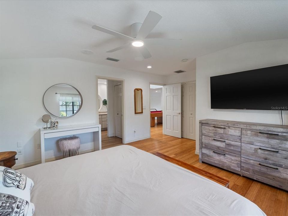 Под контрактом: $500,000 (4 спален, 4 ванн, 2432 Квадратных фут)