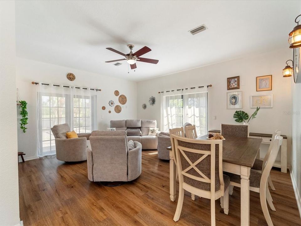 Под контрактом: $500,000 (4 спален, 4 ванн, 2432 Квадратных фут)