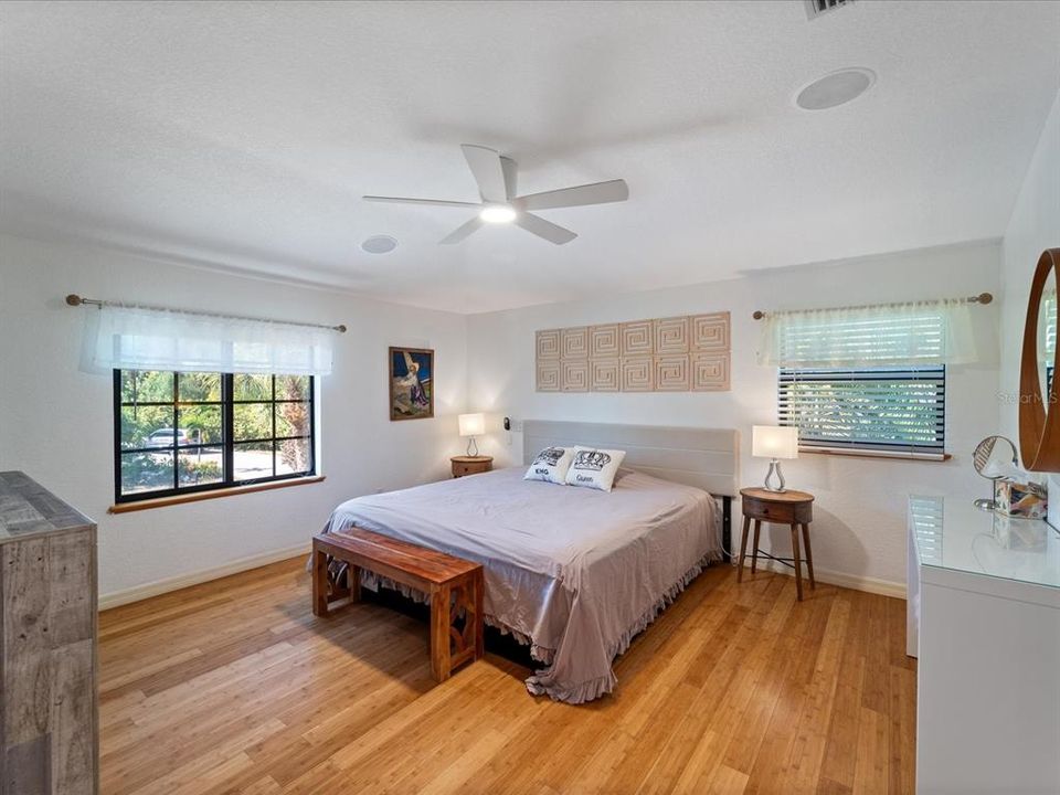 Под контрактом: $500,000 (4 спален, 4 ванн, 2432 Квадратных фут)