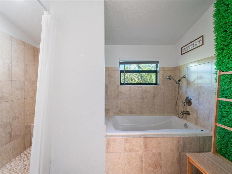 Под контрактом: $500,000 (4 спален, 4 ванн, 2432 Квадратных фут)