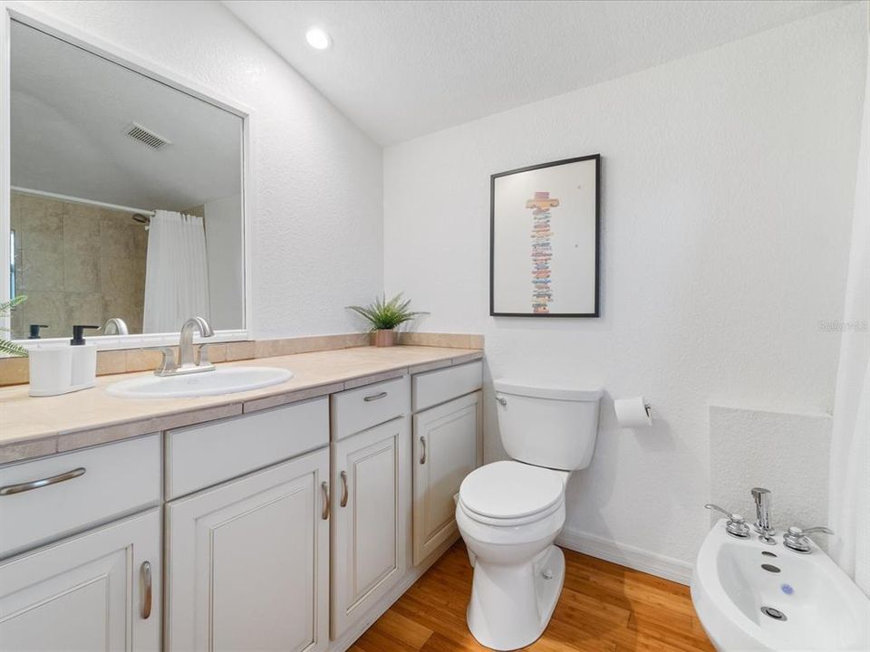 Под контрактом: $500,000 (4 спален, 4 ванн, 2432 Квадратных фут)