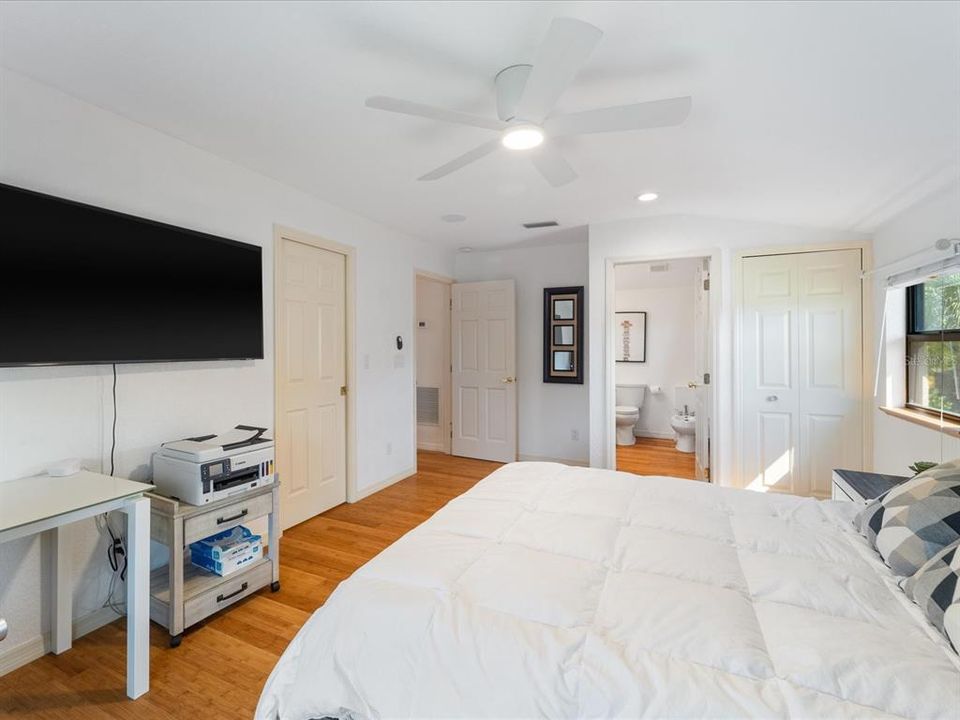 Под контрактом: $500,000 (4 спален, 4 ванн, 2432 Квадратных фут)