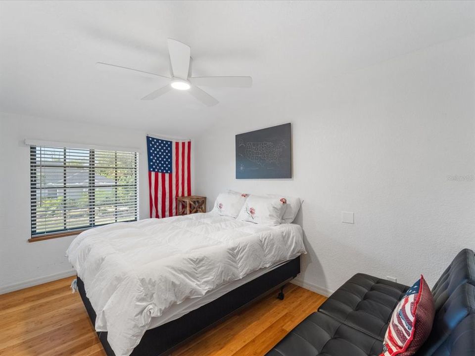 Под контрактом: $500,000 (4 спален, 4 ванн, 2432 Квадратных фут)