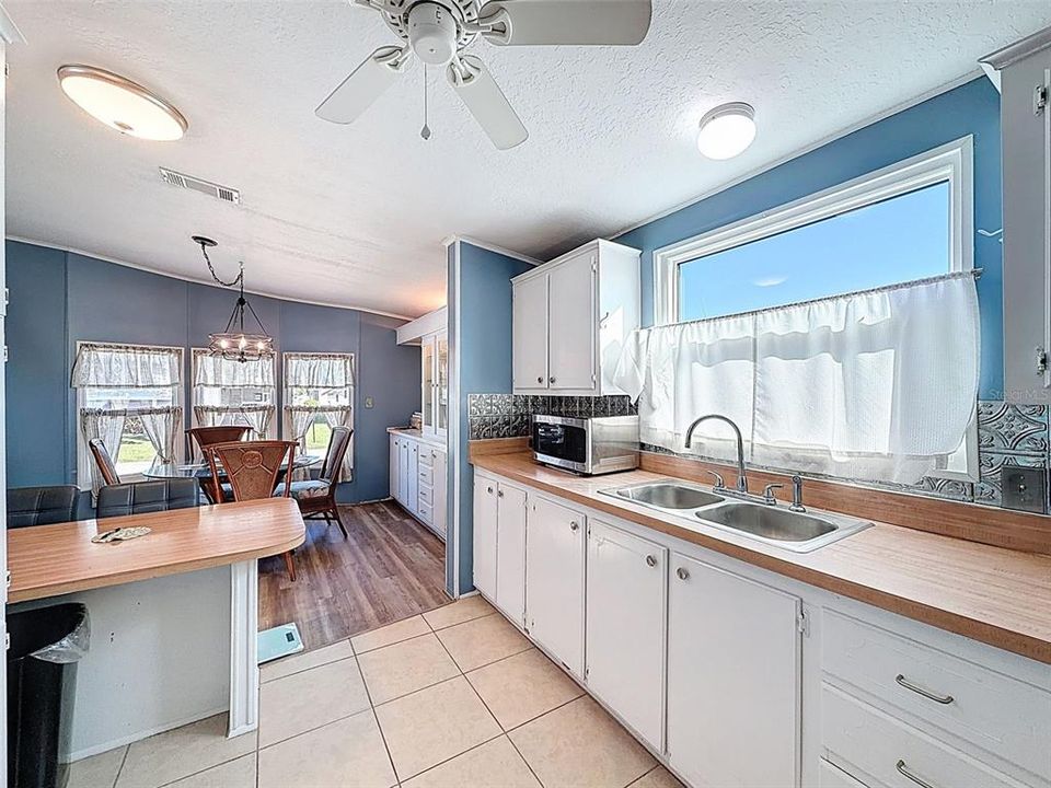 For Sale: $154,900 (2 beds, 2 baths, 1144 Square Feet)