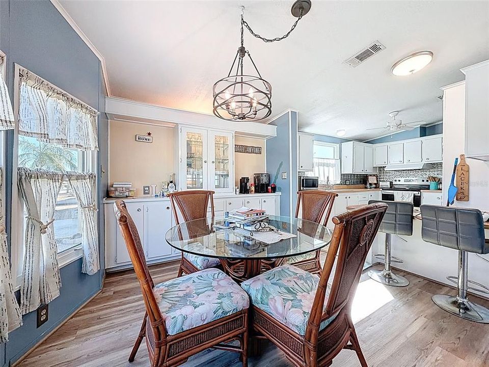 For Sale: $154,900 (2 beds, 2 baths, 1144 Square Feet)