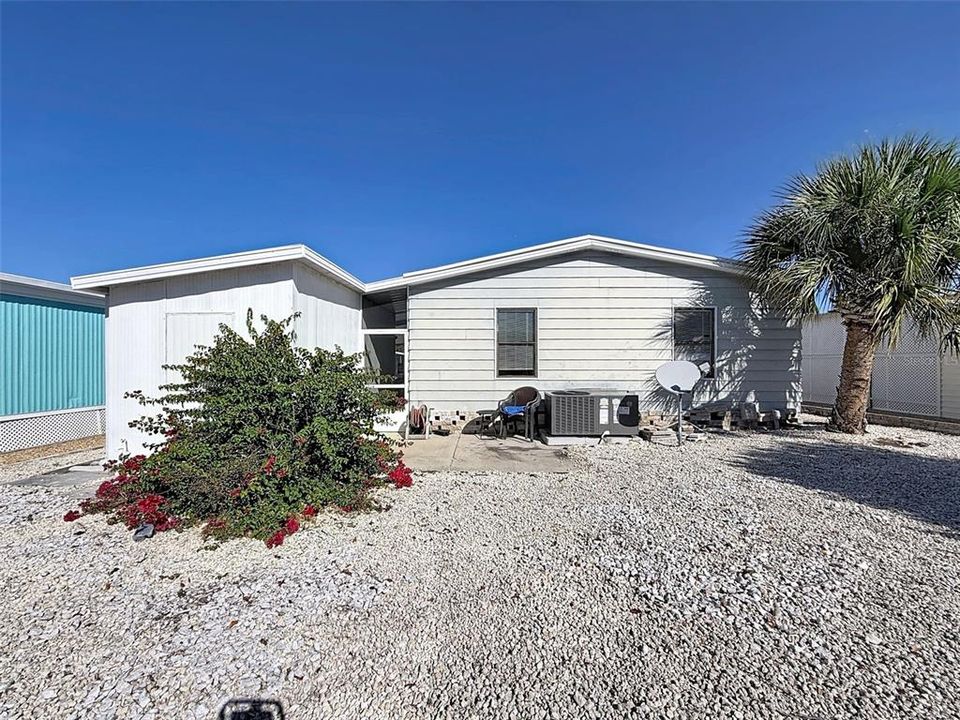 For Sale: $154,900 (2 beds, 2 baths, 1144 Square Feet)