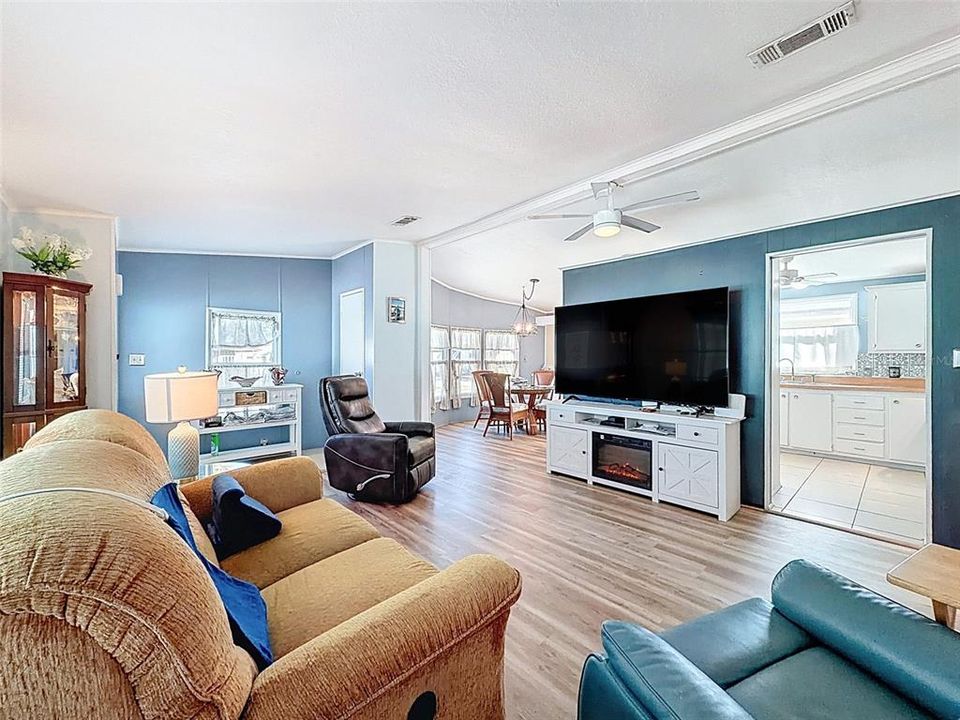 For Sale: $154,900 (2 beds, 2 baths, 1144 Square Feet)