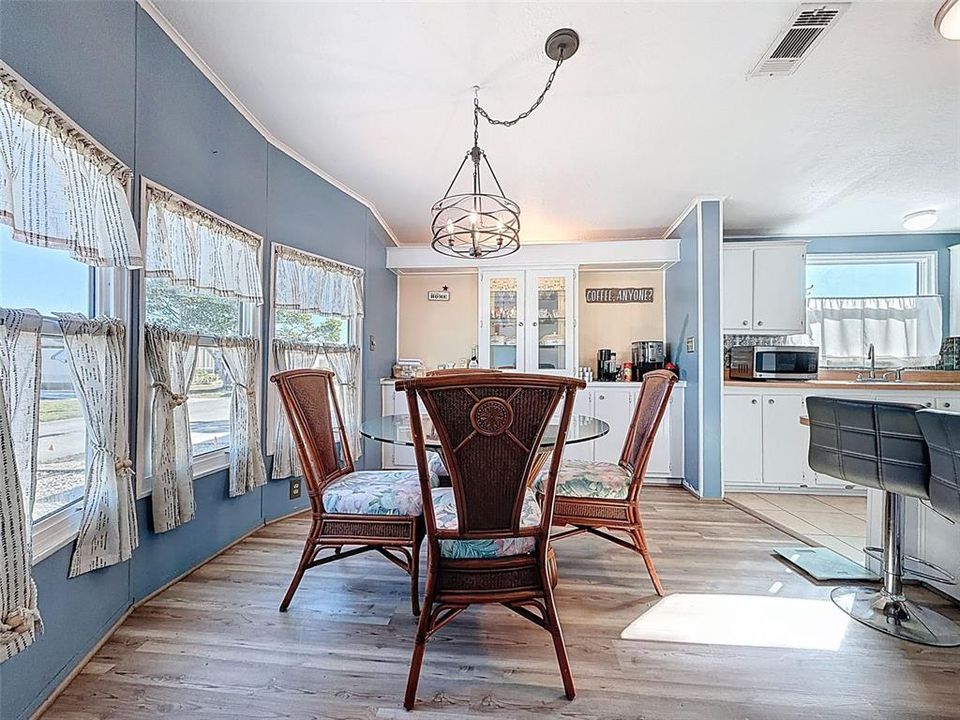 For Sale: $154,900 (2 beds, 2 baths, 1144 Square Feet)