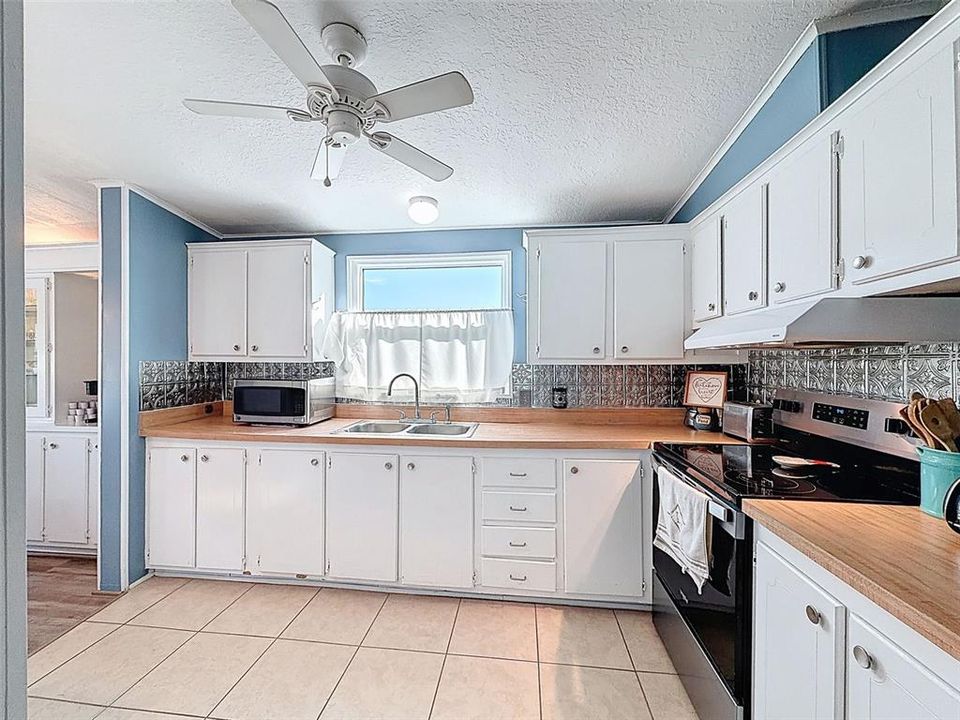 For Sale: $154,900 (2 beds, 2 baths, 1144 Square Feet)