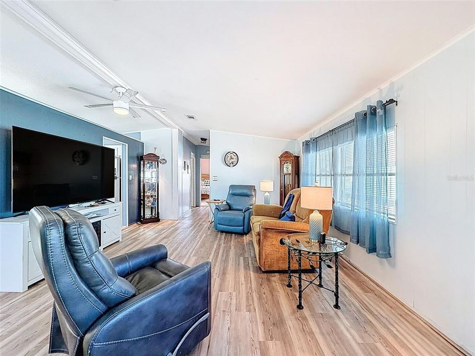 For Sale: $154,900 (2 beds, 2 baths, 1144 Square Feet)