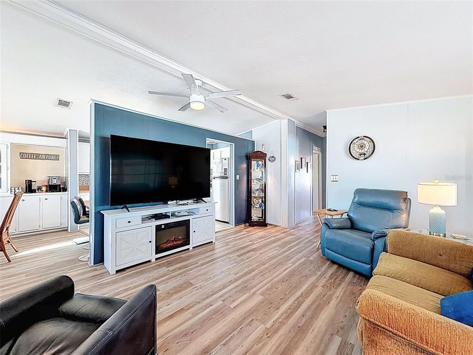 For Sale: $154,900 (2 beds, 2 baths, 1144 Square Feet)