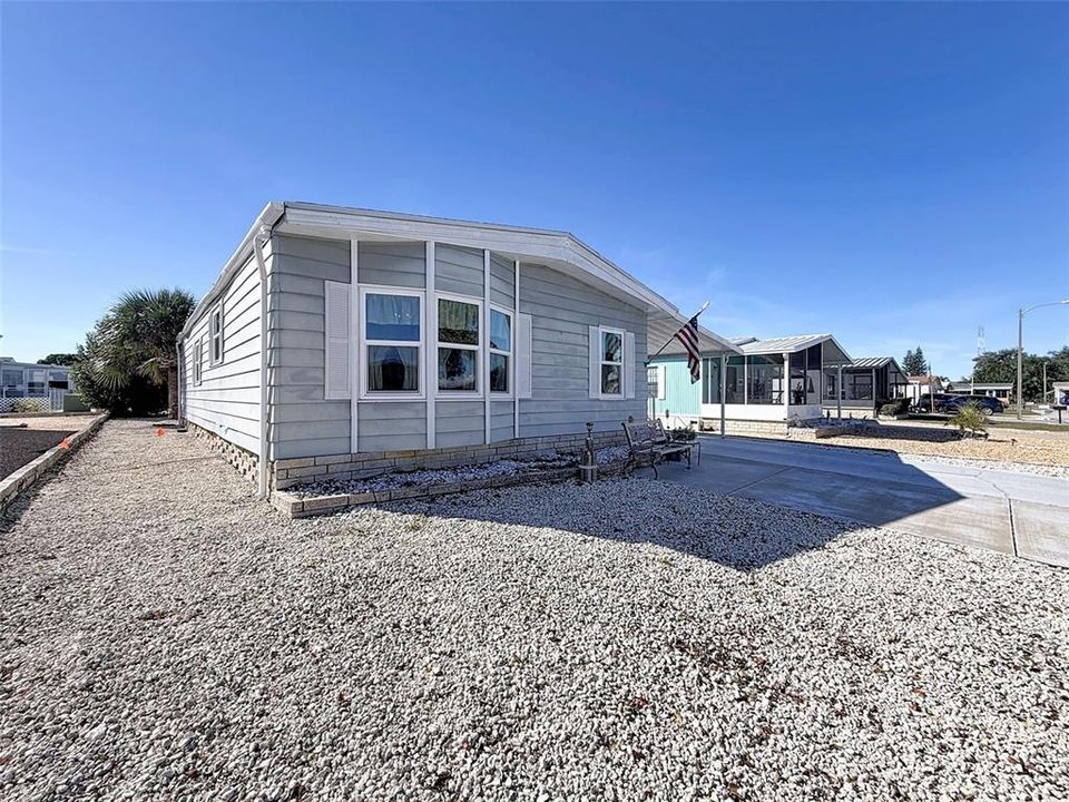 For Sale: $154,900 (2 beds, 2 baths, 1144 Square Feet)