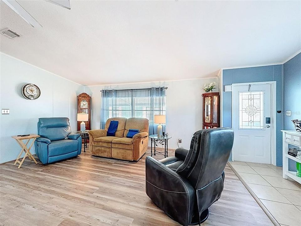 For Sale: $154,900 (2 beds, 2 baths, 1144 Square Feet)