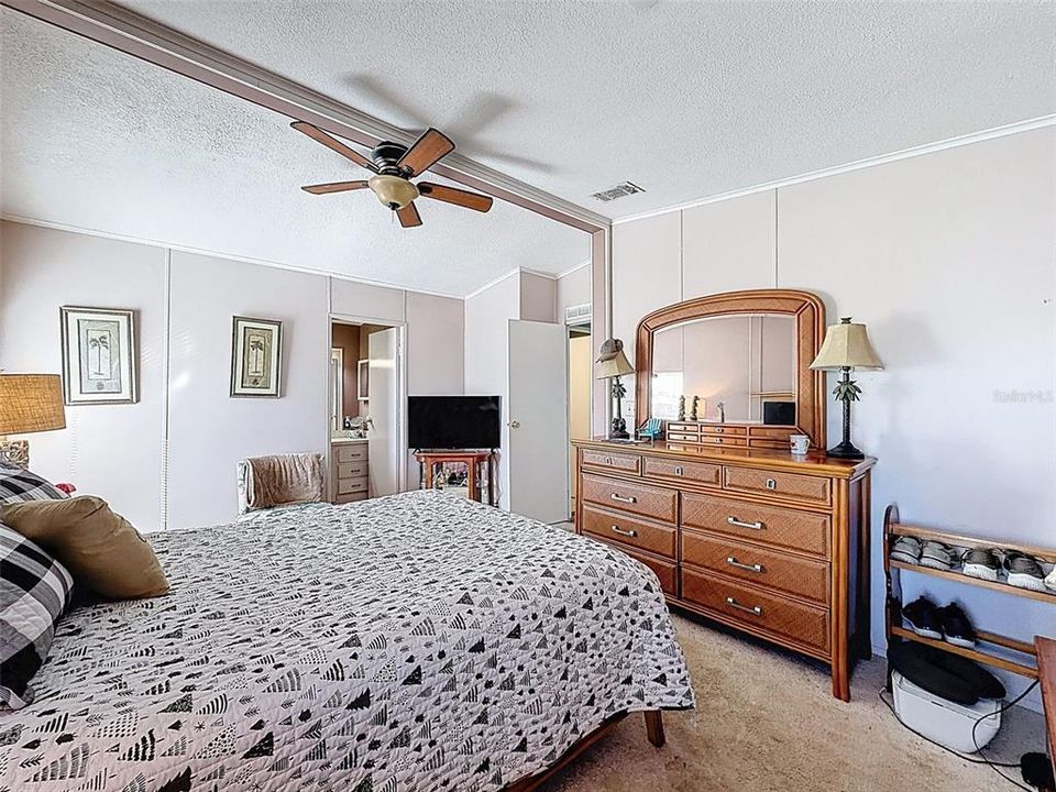 For Sale: $154,900 (2 beds, 2 baths, 1144 Square Feet)