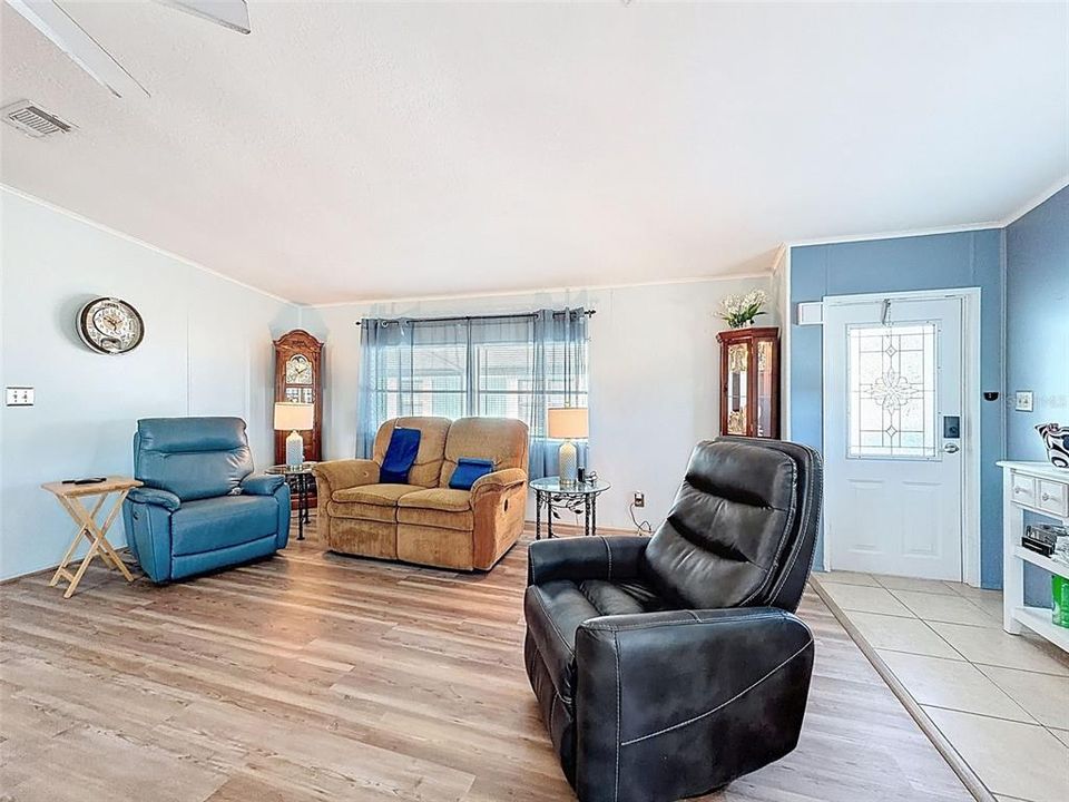 For Sale: $154,900 (2 beds, 2 baths, 1144 Square Feet)