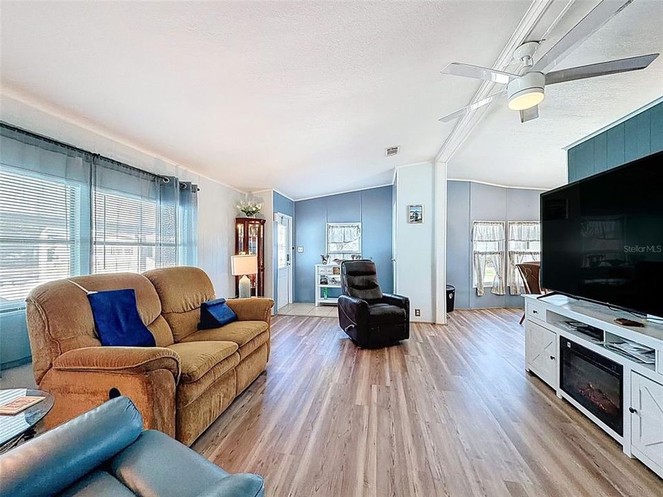 For Sale: $154,900 (2 beds, 2 baths, 1144 Square Feet)