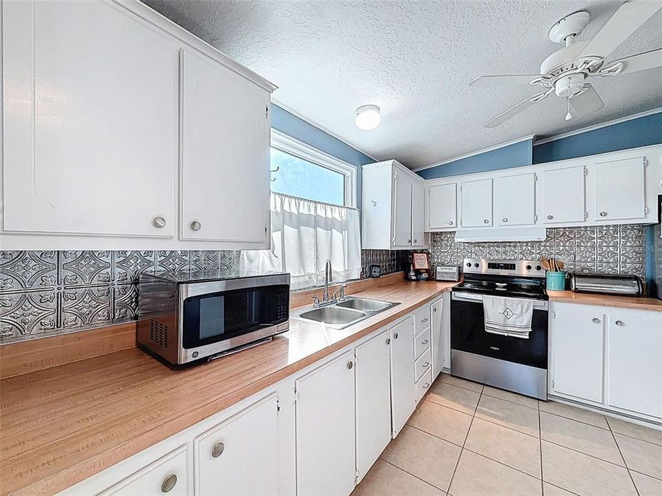 For Sale: $154,900 (2 beds, 2 baths, 1144 Square Feet)