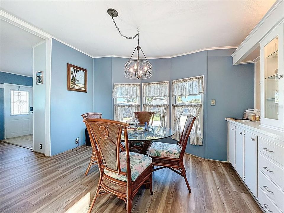 For Sale: $154,900 (2 beds, 2 baths, 1144 Square Feet)