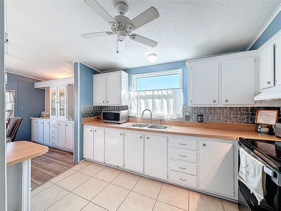 For Sale: $154,900 (2 beds, 2 baths, 1144 Square Feet)