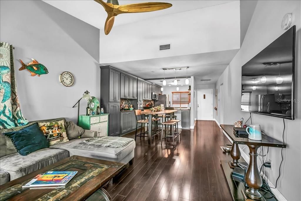 For Sale: $340,000 (2 beds, 2 baths, 1107 Square Feet)