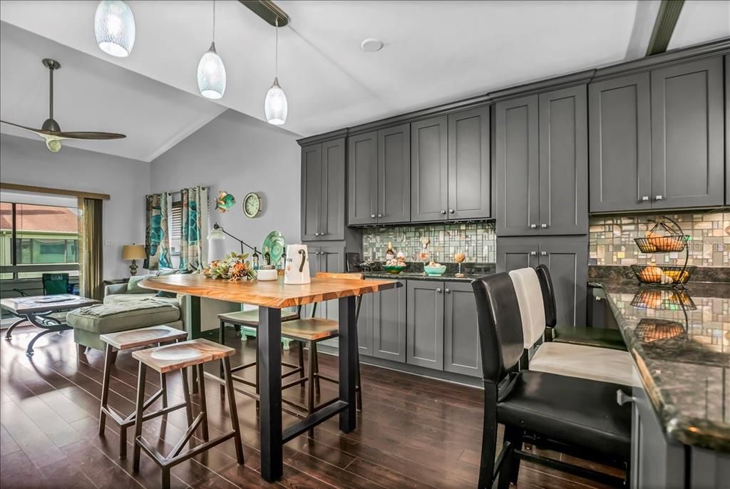 For Sale: $340,000 (2 beds, 2 baths, 1107 Square Feet)