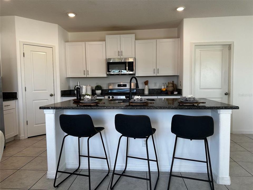 待售: $369,900 (4 贝兹, 2 浴室, 1914 平方英尺)