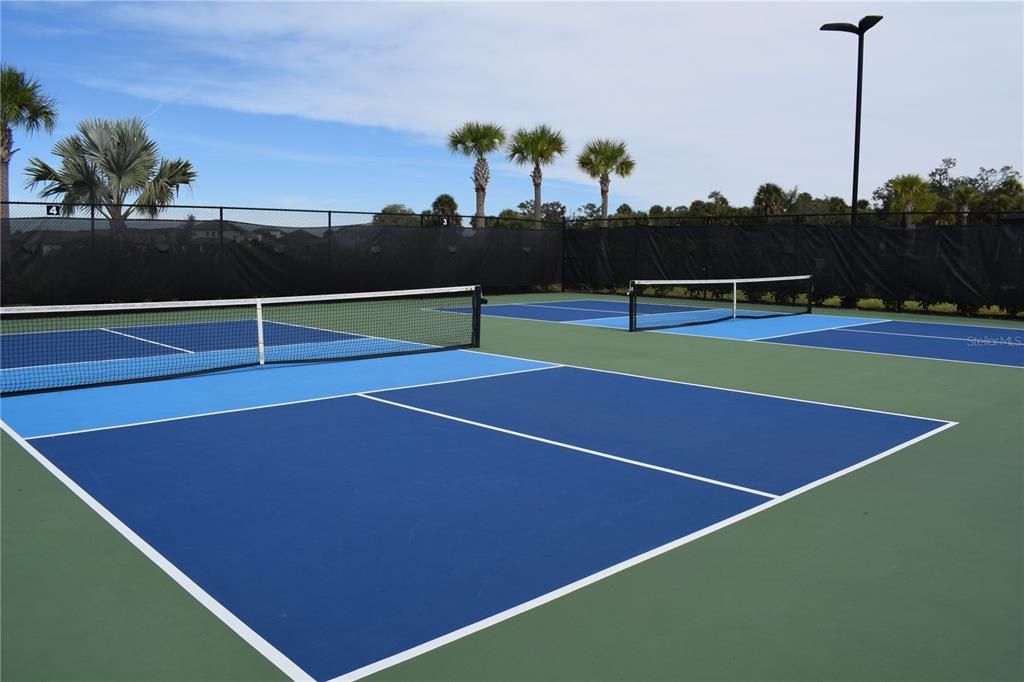 For Sale: $740,000 (3 beds, 3 baths, 2433 Square Feet)