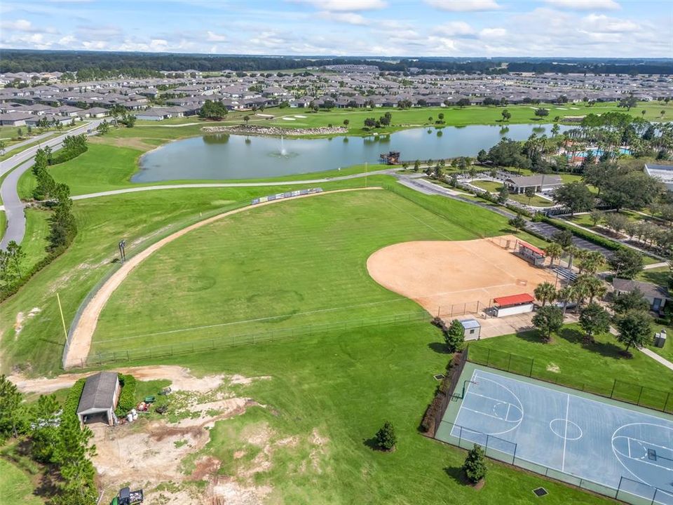 Activo con contrato: $545,000 (3 camas, 3 baños, 2397 Pies cuadrados)