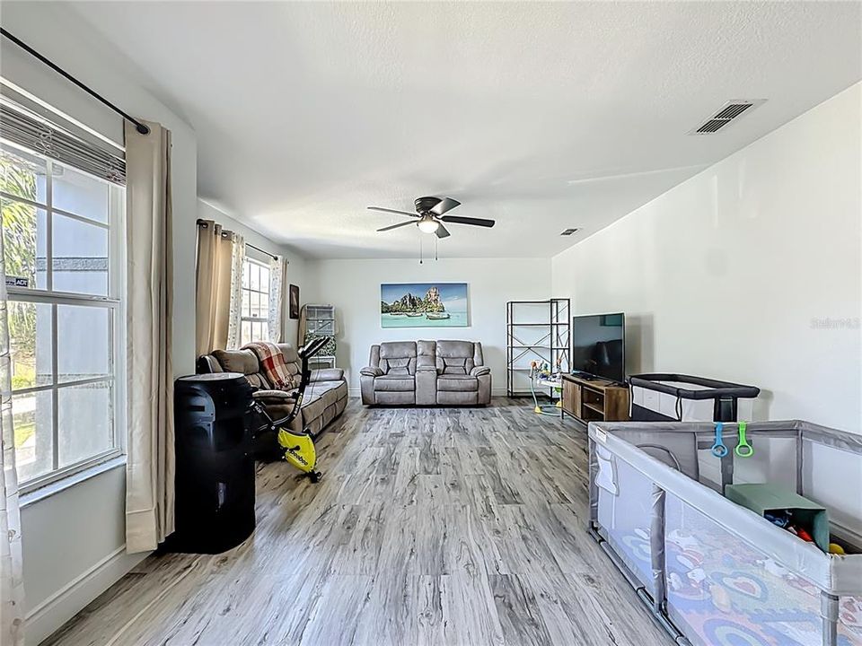 For Sale: $600,000 (6 beds, 4 baths, 3514 Square Feet)