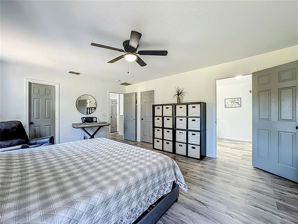 For Sale: $600,000 (6 beds, 4 baths, 3514 Square Feet)