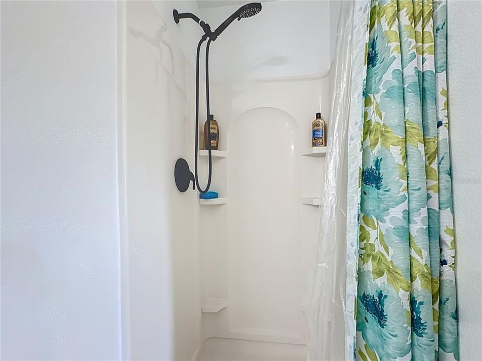 For Sale: $600,000 (6 beds, 4 baths, 3514 Square Feet)