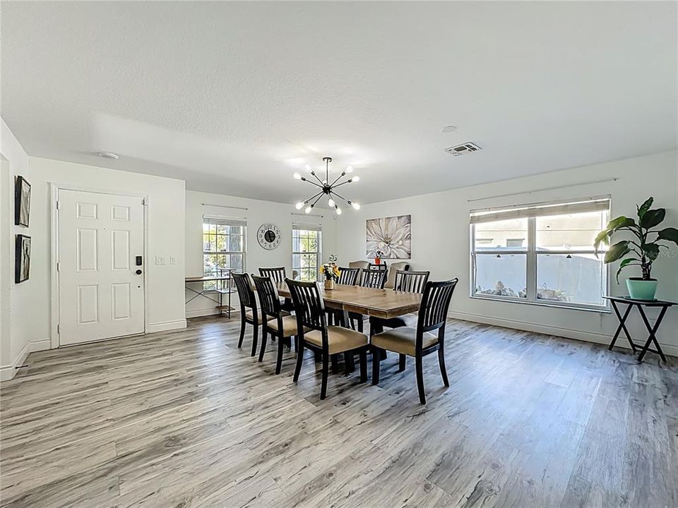 For Sale: $600,000 (6 beds, 4 baths, 3514 Square Feet)