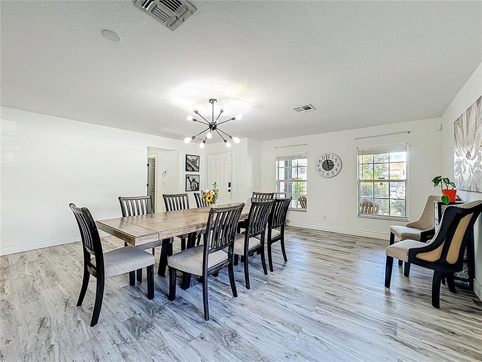 For Sale: $600,000 (6 beds, 4 baths, 3514 Square Feet)