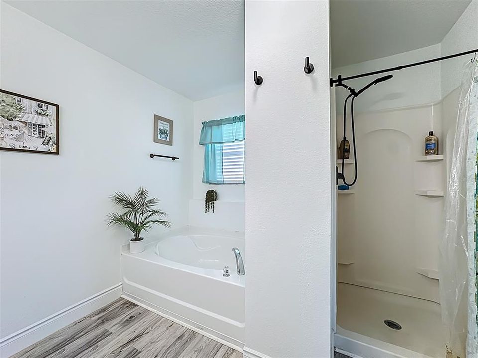 For Sale: $600,000 (6 beds, 4 baths, 3514 Square Feet)