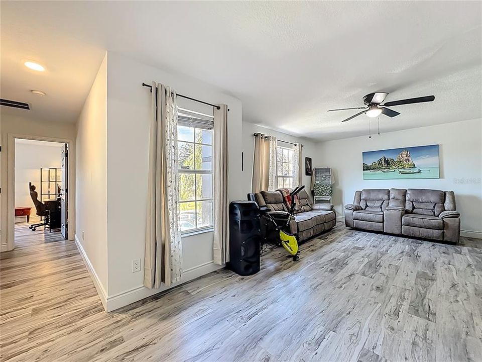 For Sale: $600,000 (6 beds, 4 baths, 3514 Square Feet)