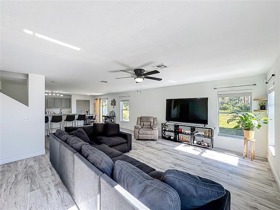 For Sale: $600,000 (6 beds, 4 baths, 3514 Square Feet)