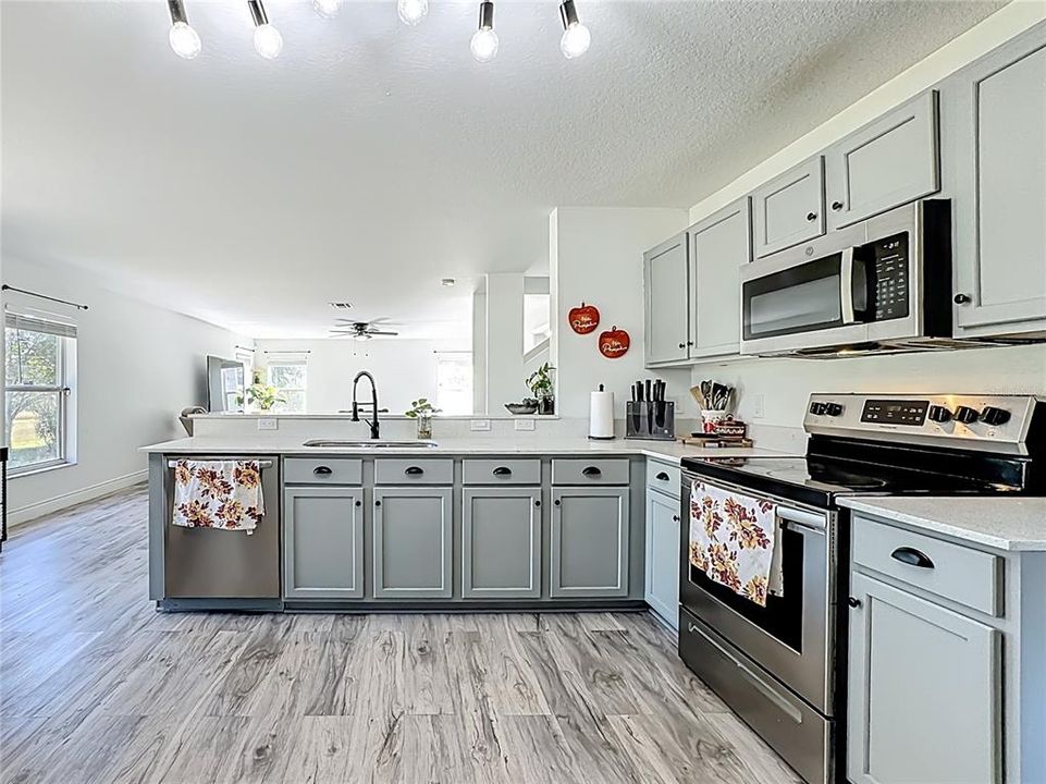 For Sale: $600,000 (6 beds, 4 baths, 3514 Square Feet)