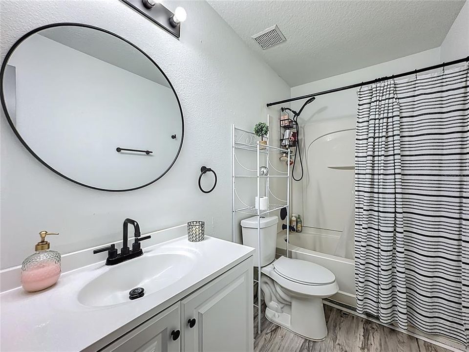 For Sale: $600,000 (6 beds, 4 baths, 3514 Square Feet)