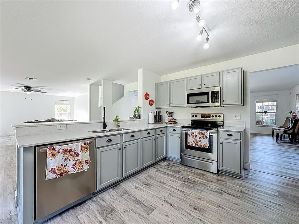 For Sale: $600,000 (6 beds, 4 baths, 3514 Square Feet)