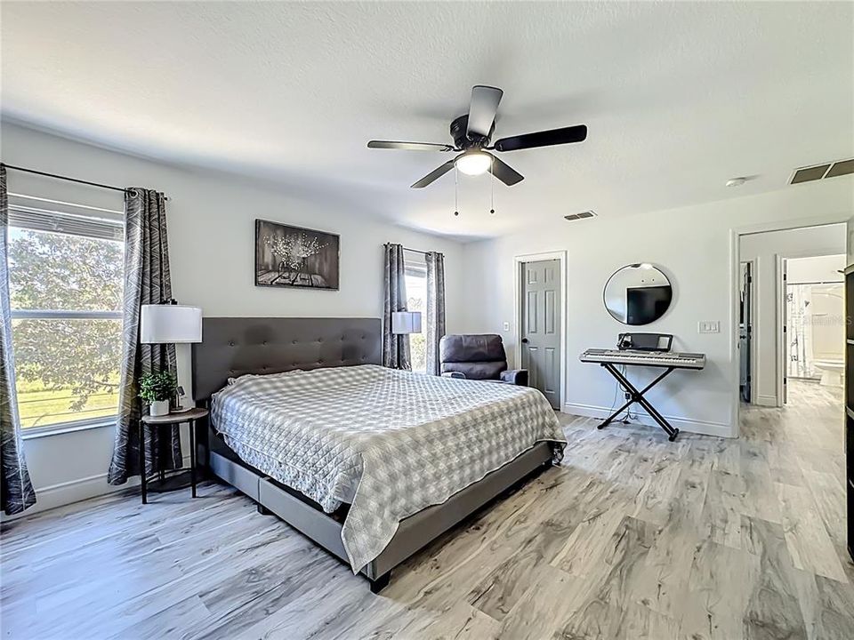 For Sale: $600,000 (6 beds, 4 baths, 3514 Square Feet)